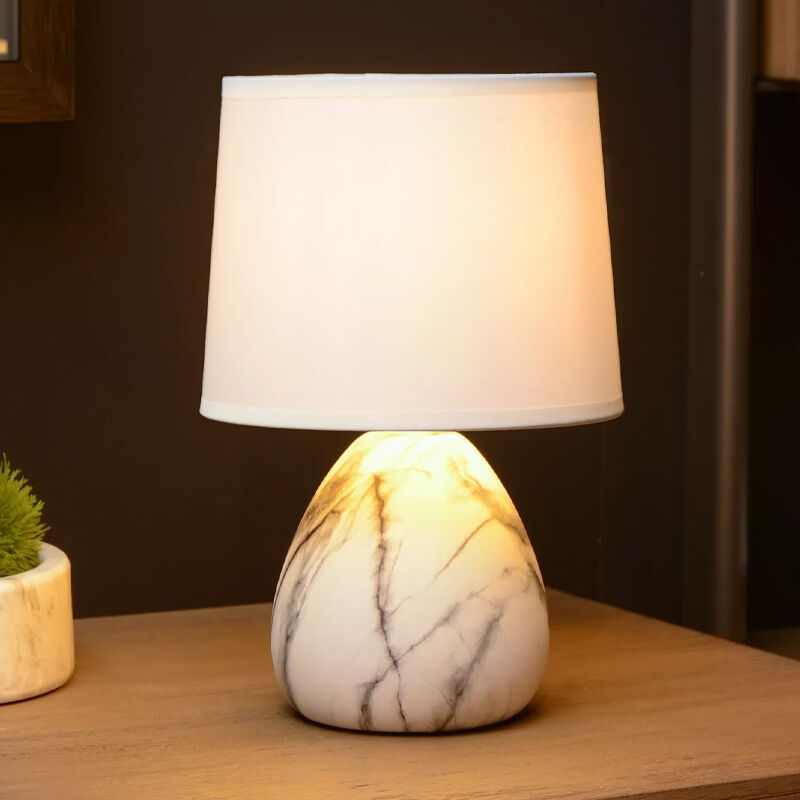 Keramik bordlampe hvid, Marmo, med brytare Keramik bordlampe hvid, Marmo, med brytare