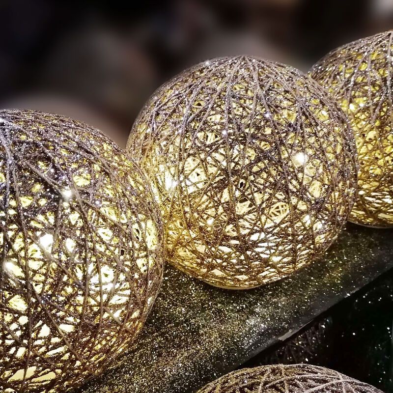 20 cm julekugle med 30 lysdioder, på batteri