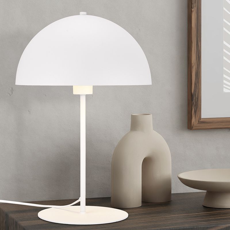 Hvid bordlampe modern, Fransisca, med brytare