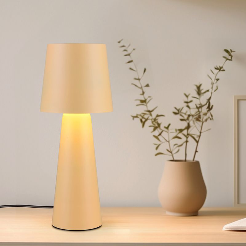 Beige bordlampe modern, Lillyam, med brytare