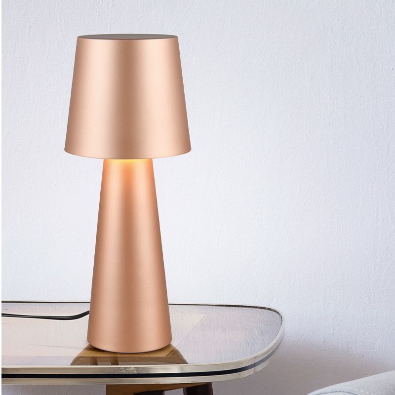 Brun bordlampe modern, Lillyam, med brytare