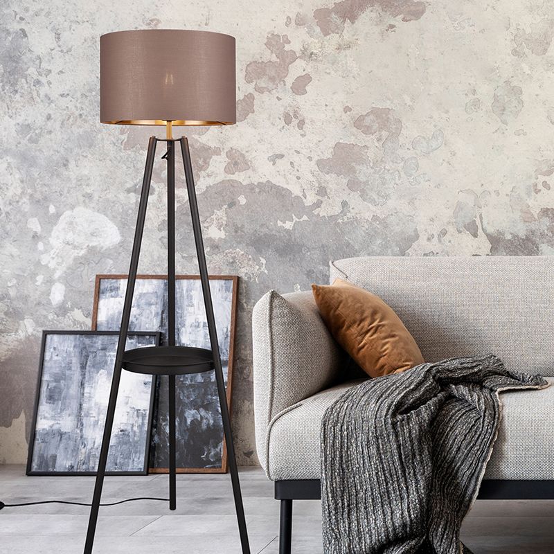 Taupe trebenet gulvlampe modern, Wendel, med brytare Taupe trebenet gulvlampe modern, Wendel, med brytare