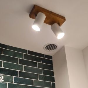 Hvid loftspot modern, Kaso