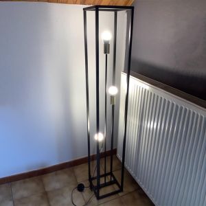 Sort gulv lampe modern, Fabrice, med brytare