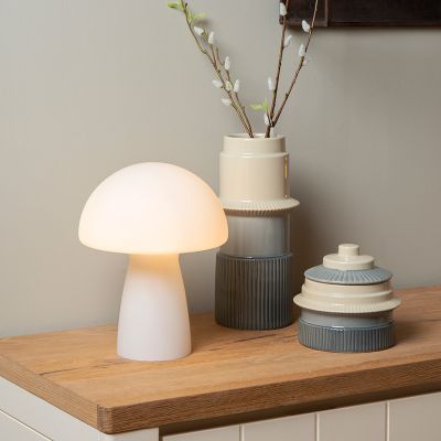 Hvid bordlampe modern, Fungo, med brytare